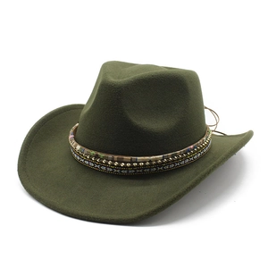 Détail d'un chapeau de cowboy en feutre olive avec ruban ethnique et perles dorées