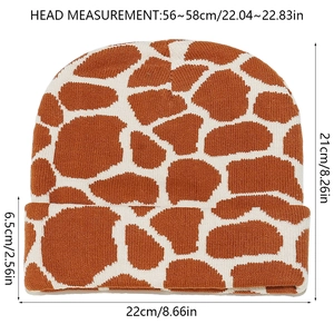 Detailed knit beanie size guide with giraffe pattern dimensions and stretch fit measurements