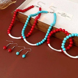 Vue détaillée d'un ensemble de bijoux ethniques faits main avec perles turquoise et argent