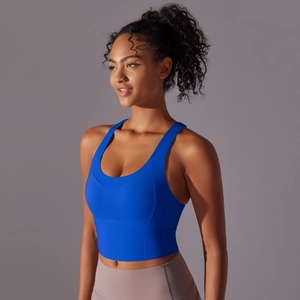 Gros plan d'un soutien-gorge de sport bleu roi sans couture avec de larges bretelles