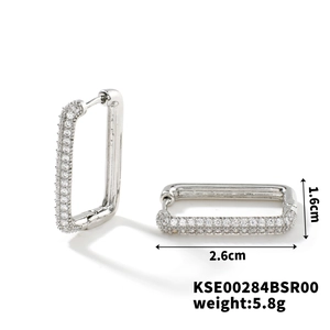 Dettaglio di orecchini a cerchio quadrati argento con zirconi, 1,6cm x 2,6cm