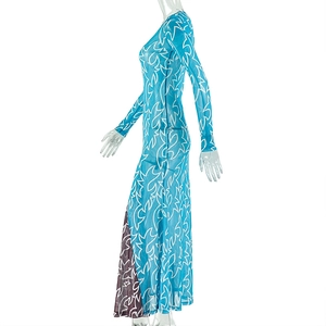 Détail de robe longue moulante en mesh bleu et violet avec motifs de flammes blanches