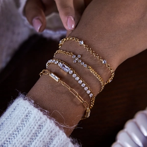 Bracelets empilables en acier doré avec zircons, pendentifs trombone et croix élégants