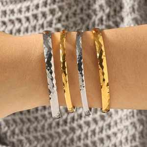 Ensemble de bracelets en acier inoxydable doré 18 carats et argenté au motif martelé chic