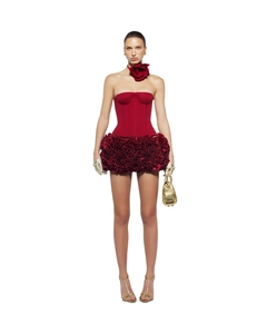 Détail de la mini robe bustier rouge avec plis floraux 3D et texture en soie