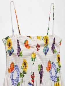 Detailaufnahme der Oberteilsmoker und des lebhaften tropischen Blumendrucks am Sommerkleid