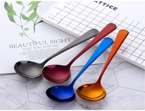 Cuillères à soupe en acier inoxydable aux finitions noire, violette, bleue et dorée