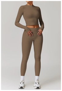 Détails de l'ensemble de yoga marron avec poignets passe-pouce et legging de fitness taille haute