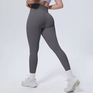 Makroaufnahme einer dunkelgrauen Yoga-Hose mit hoher Taille und Po-Lifting-Effekt am Stoff