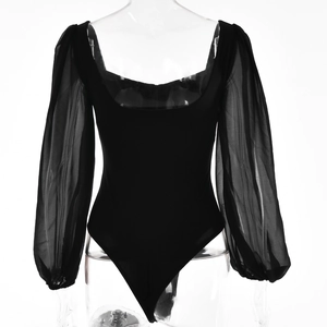 Détail du body noir avec encolure carrée et manches bouffantes en mesh transparent