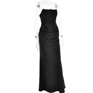 Vue détaillée d'une robe longue bustier noire lisse avec une silhouette élégante