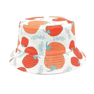 Détail d'un chapeau bob pour enfants avec motifs citrouille orange et feuilles