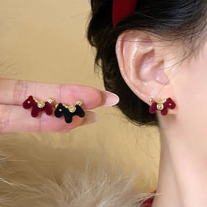 Pendientes de perro flocado en burdeos y negro con elegantes detalles dorados
