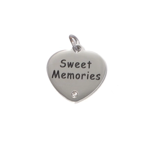 Détail d'un pendentif cœur en acier inoxydable avec gravure Sweet Memories et cristal poli