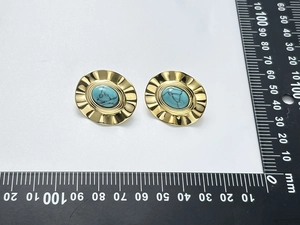 Detailansicht goldener Türkis-Ohrringe mit Lineal zur Anzeige der genauen Produktgröße