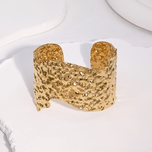 Bracelet manchette en acier inoxydable plaqué or 18k avec texture martelée sur pierre