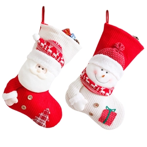 Große gestrickte Weihnachtssocken mit süßem Weihnachtsmann und Schneemann, perfekte Geschenktüten.