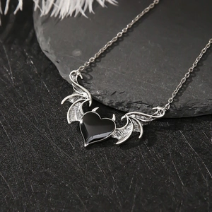 Collier d'ailes de démon gothique avec pendentif cœur noir et ailes de chauve-souris argentées