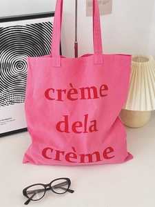 Rosa Canvas-Einkaufstasche mit rotem Aufdruck crème de la crème in moderner Wohnumgebung
