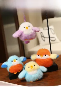 Détails de porte-clés oiseaux en peluche colorés montrant des textures douces
