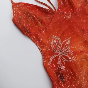 Gros plan sur tissu imprimé rose rouge avec détails de paillettes et broderie perlage