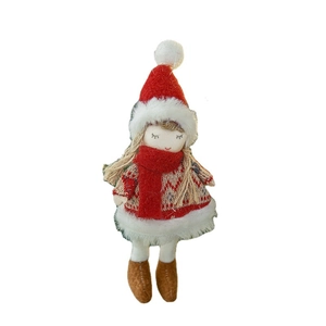 Ciondolo natalizio in peluche bambina con maglione rosso e cappello su sfondo bianco