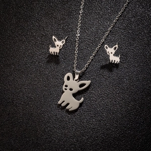 Parure de bijoux en acier inoxydable argenté avec collier et boucles d'oreilles chihuahua