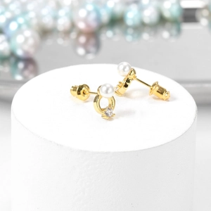 Élégantes boucles d'oreilles perles dorées avec zircon brillant au design classique
