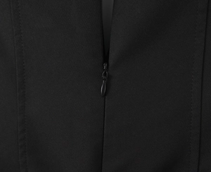Detailansicht des hochwertigen verdeckten Reißverschlusses an einem schwarzen Vintage-Kleid