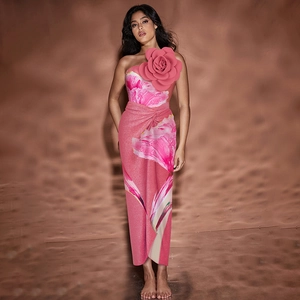Detail der 3D-Rosen-Deko auf Blumen-Bandeau-Badeanzug mit Taillen-Knoten-Effekt