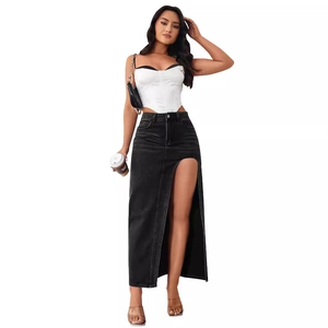 Completo estivo da donna con top a fascia bianco e gonna lunga in denim nero con spacco