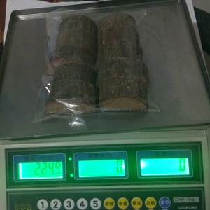 Weight measurement of 10-piece wooden card holders on a digital scale showing 224.9g