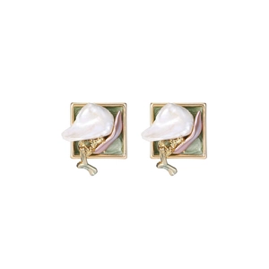 Boucles d'oreilles perles baroques et émail avec base carrée artistique colorée