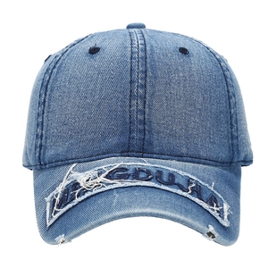 Berretto da baseball in denim blu lavato con visiera rovinata e ricamo MAGDUHA