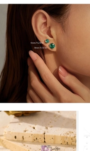 Détail de clous d'oreilles émeraude et améthyste de 6mm et 8mm avec sertissage à quatre griffes