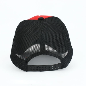 Casquette trucker rouge et noire avec filet et fermeture snapback réglable