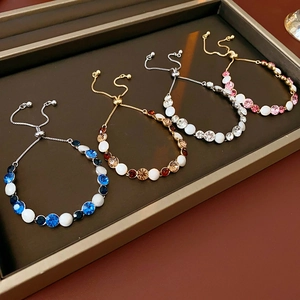 Détail de bracelets réglables en cristal et perles de plusieurs couleurs sur un plateau