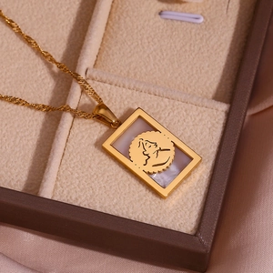 Dettaglio collana placcata oro 18K con ciondolo in madreperla e ritratto materno