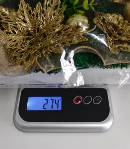 Detailansicht einer goldenen Weihnachtsdekoration auf der Waage mit 274g Gewicht