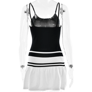 Vue arrière d'une mini robe dos nu avec corsage noir et ourlet blanc à volants sur mannequin