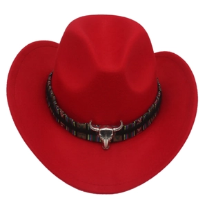 Détail d'un chapeau de cowboy en feutre rouge avec ornement de crâne de taureau