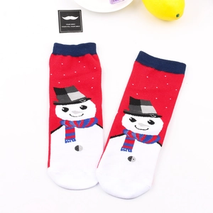 Details von Weihnachtssocken mit Schneemann-Muster in Rot, Weiß und Blau Farben