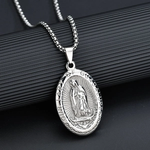 Colgante ovalado vintage de Nuestra Señora de Guadalupe con cadena de perlas cuadradas