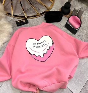 Vue détaillée du sweat rose oversize avec imprimé cœur et design de texte cyrillique