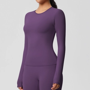Détail du haut de sport violet à manches longues avec coupe ajustée et col rond classique