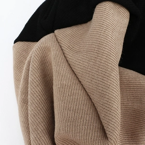 Bonnet d'hiver à revers en tricot avec motif color-block noir et camel à texture côtelée