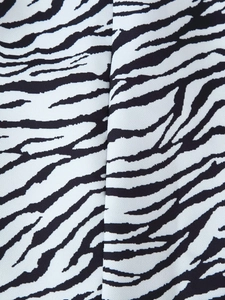 Gros plan sur un tissu à motif zèbre noir et blanc avec texture tissée en sergé