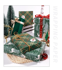 Détail de papier cadeau de Noël à carreaux écossais vert et rouge avec élans