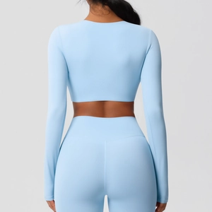 Vue arrière de l'ensemble de yoga bleu clair sans couture montrant la coupe moulante