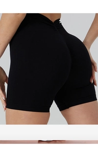 Gros plan du short de yoga noir sans couture à taille haute avec effet push-up fessier